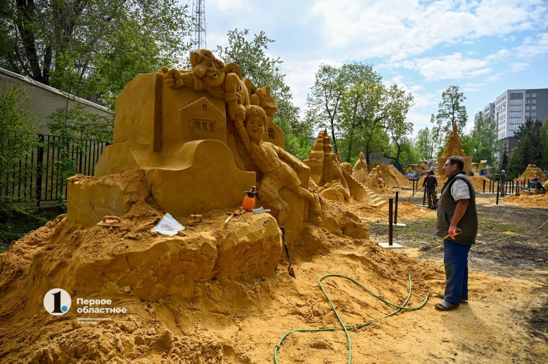 В челябинском парке создают скульптуры из песка
