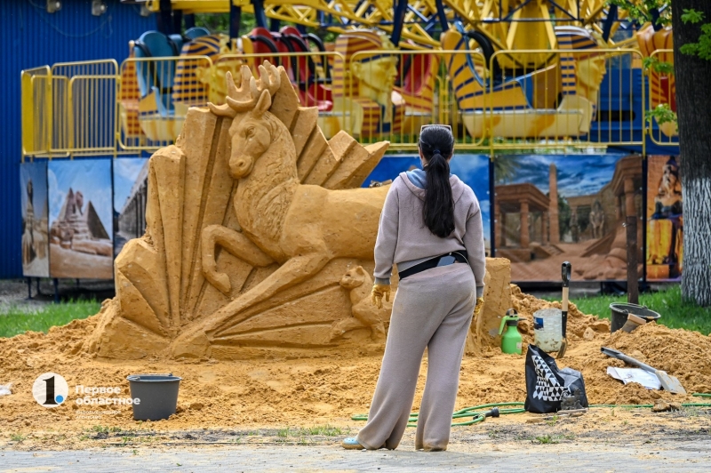 В челябинском парке создают скульптуры из песка