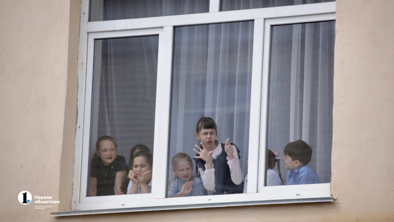 В школах Челябинска прозвенели последние звонки