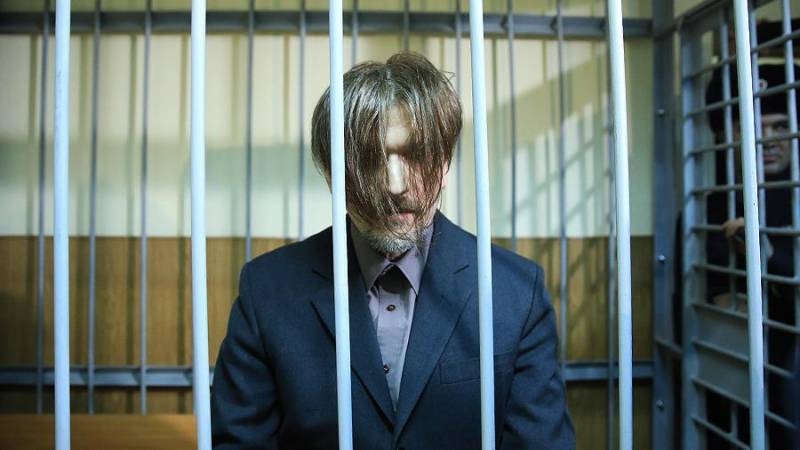 
Опасный преступник Андрей Бовт сбежал из зала заседания Гатчинского суда                