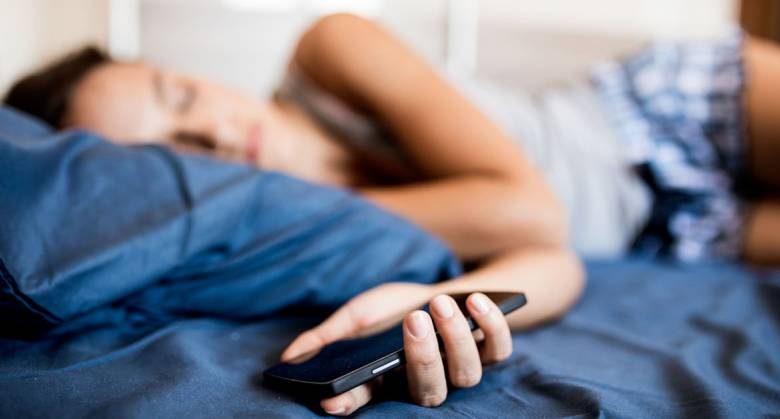 
Специалисты рассказали, почему опасно заряжать телефон под подушкой                