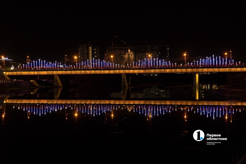 В Челябинске включили праздничную иллюминацию на мостах