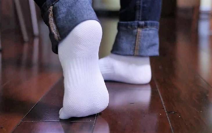 
Не спешите покупать новые: как просто и быстро отстирать белые носки                