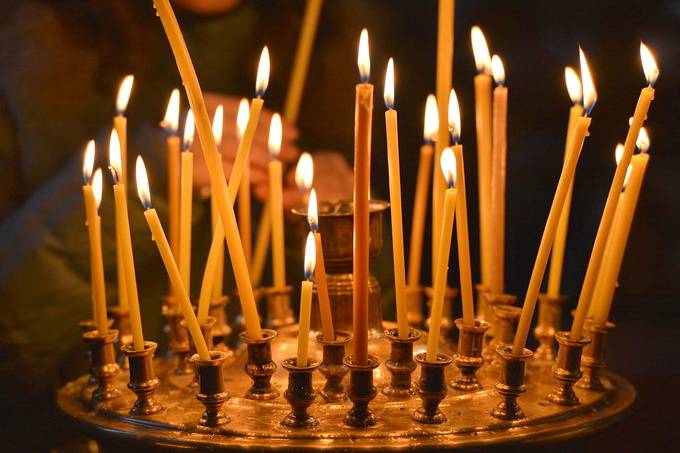 
Священнослужитель рассказал, можно ли дома жечь церковные свечи                