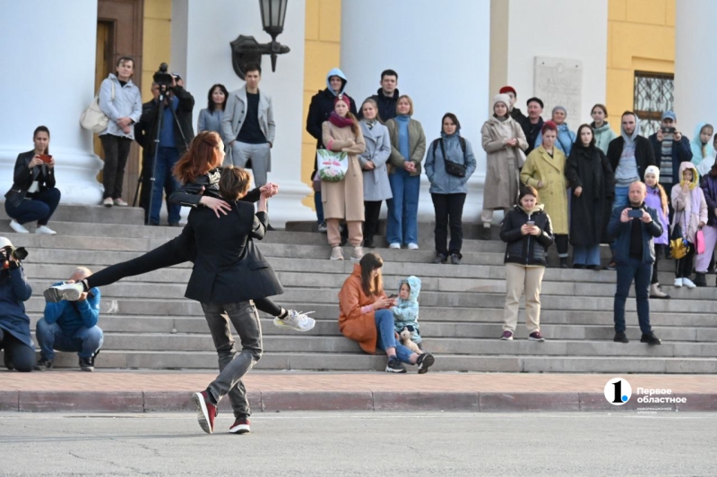 Артисты Челябинского театра оперы и балета показали уличный спектакль в День города