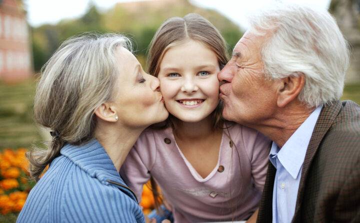
День дедушек и бабушек отмечаем 28 октября 2022 года: как поздравить дорогих людей                