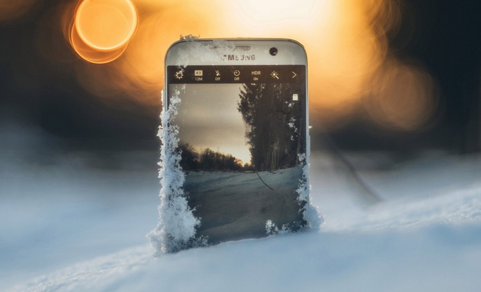 
Эксперты рассказали, как правильно спасать смартфон, который упал в снег                
