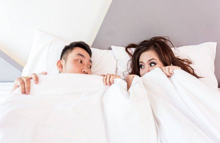 
Семейные суеверия: почему нельзя спать с мужем под одним одеялом                