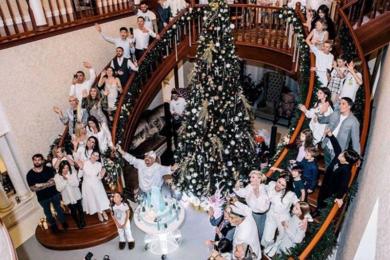 
«Звездный Новый год»: какие ёлки поставили Киркоров, Бузова и Ивлеева и сколько заплатили за праздничный декор                