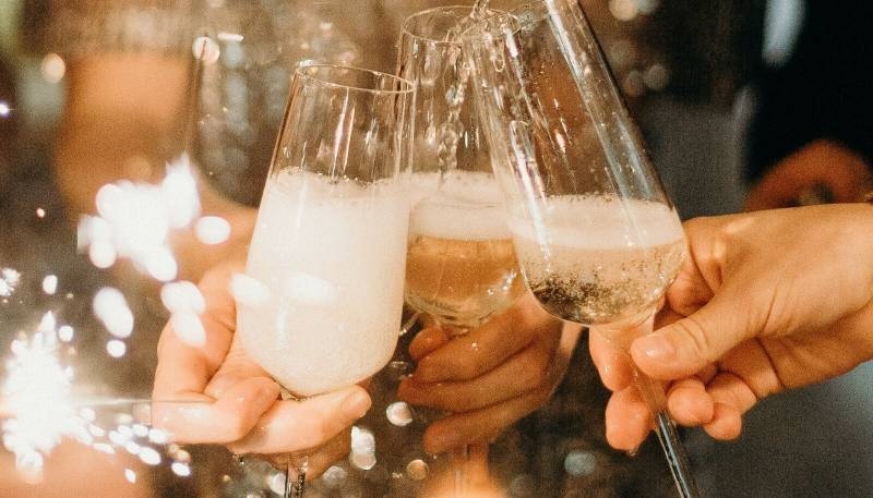 
Всем шампанского! Как правильно выбирать и пить игристое на Новый год                