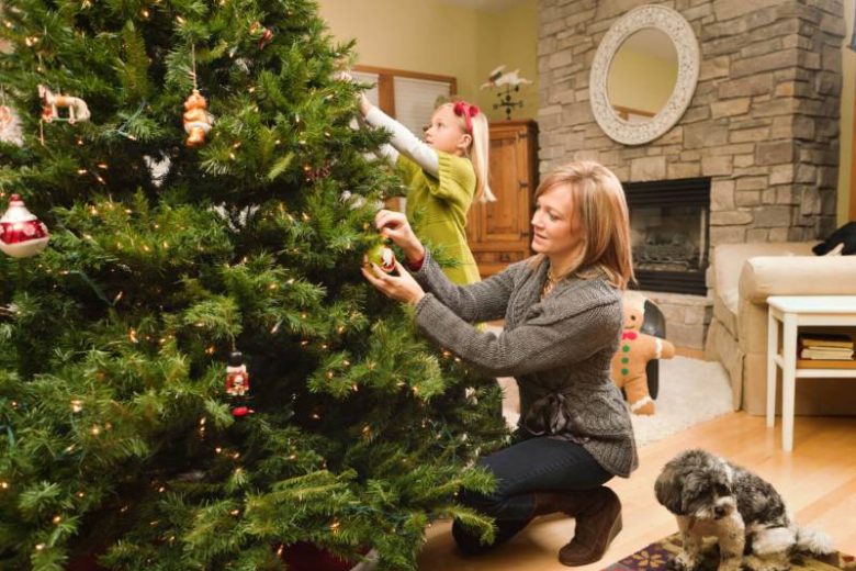 
Новогодние приметы: какие игрушки можно вешать на елку, а какие нельзя                