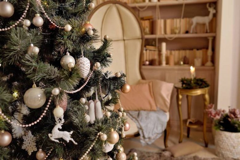 
«Денежный» Новый год: как украсить елку, чтобы привлечь в дом богатство                