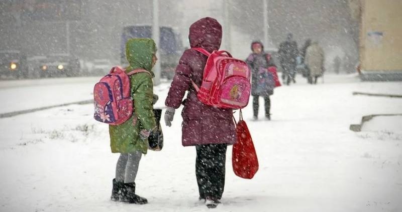 
Когда можно не идти в школу при морозе: какие нормативы действуют в России в 2023 году                