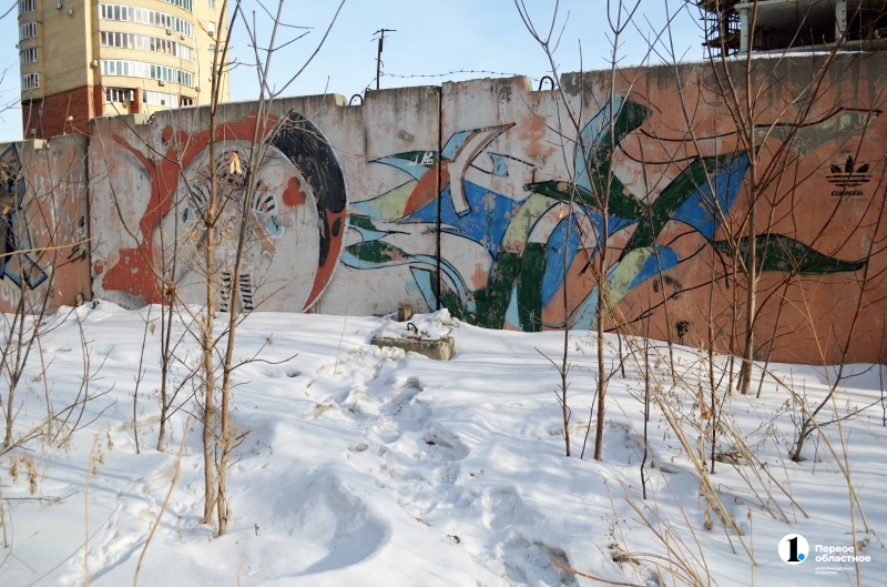 Высокий недострой в центре Челябинска стал местом притяжения подростков
