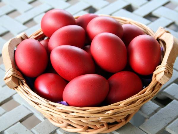 
10 способов окрасить пасхальные яйца при помощи натуральных красителей                