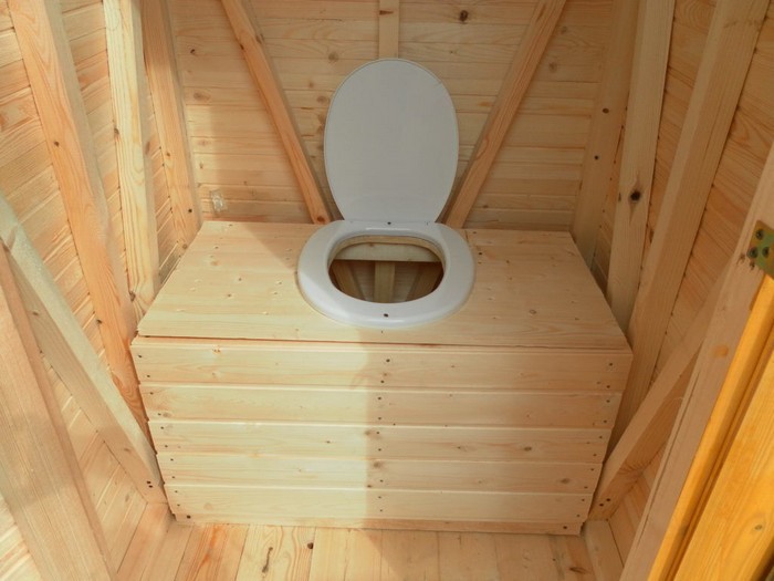 
Как сделать «бюджетный» туалет на даче: самые популярные методы                
