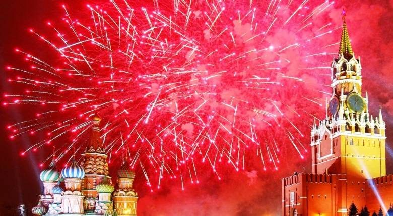 
День Победы в Москве завершится красочным фейерверком: прямая трансляция праздничного салюта 9 мая 2023 года                