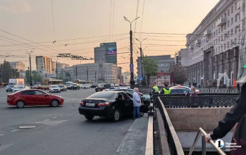 В центре Челябинска трамвай столкнулся с грузовиком и легковушкой