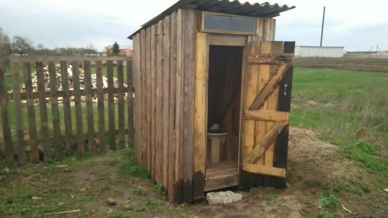 
Как сделать «бюджетный» туалет на даче: самые популярные методы                