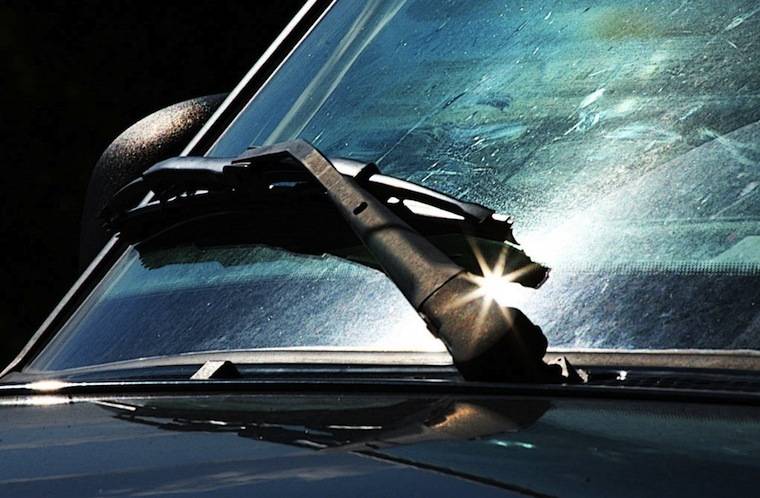 
Сияющая чистота: секреты идеальной мойки лобового стекла вашего автомобиля                