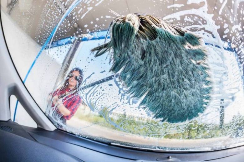 
Сияющая чистота: секреты идеальной мойки лобового стекла вашего автомобиля                