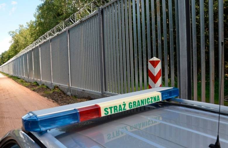 
Новый барьер: Варшава строит стену на границе с Белоруссией                