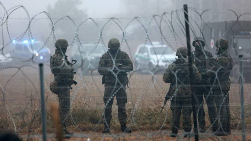 
Новый барьер: Варшава строит стену на границе с Белоруссией                