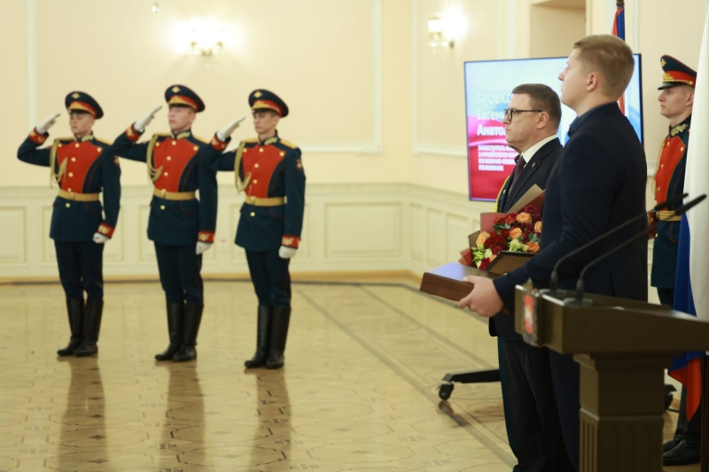 Алексей Текслер вручил семье погибшего на СВО полковника звезду Героя России