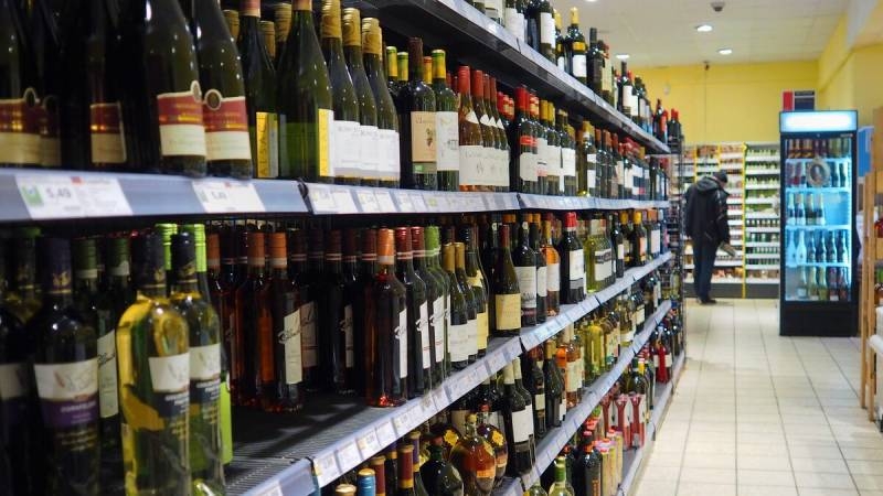 
Как могут наказать взрослых, которые самостоятельно покупают детям алкоголь и сигареты                