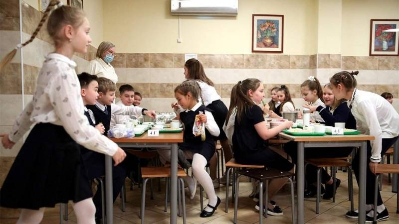 
Стандарт для формы: ГОСТ на одежду для школьников появится в РФ в 2024 году                