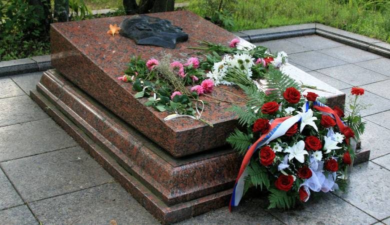 
Вопиющий случай во Львове: злоумышленники пытались выкрасть останки Николая Кузнецова                