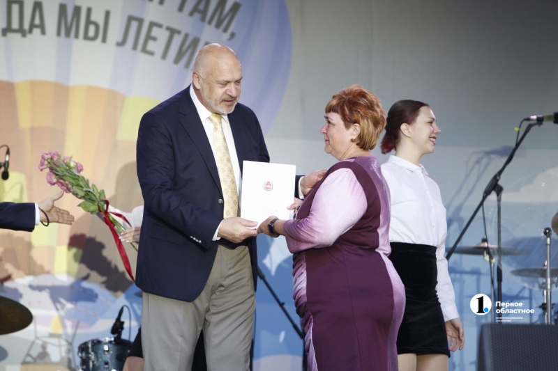 Жителей Челябинска с Днем металлурга поздравила певица Елка