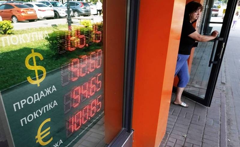
На валютном рынке с 1 августа 2023 года начнутся новые операции: что будет с курсом рубля                