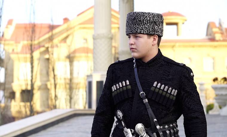 
Адам Кадыров получил третью государственную награду после избиения Никиты Журавеля                