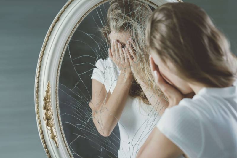 
Привлечете беду: почему нельзя спать напротив зеркала                