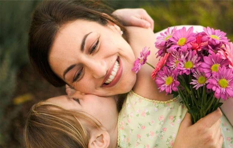 
День матери в России отметят 26 ноября 2023 года: история события и поздравления мамам                