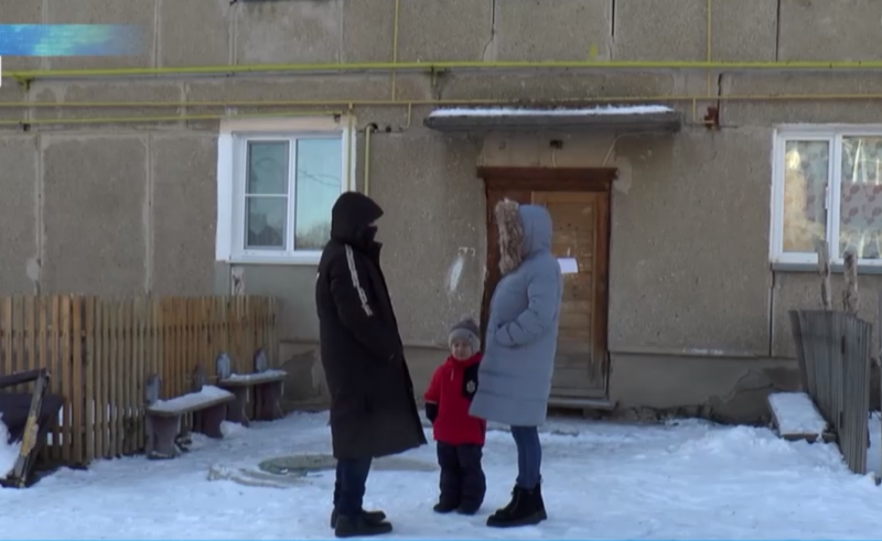 В Челябинской области боец СВО купил квартиру многодетной семье погорельцев