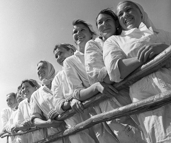 
Почему советские женщины старели быстрее: от тяжёлого труда до дефицита косметики                