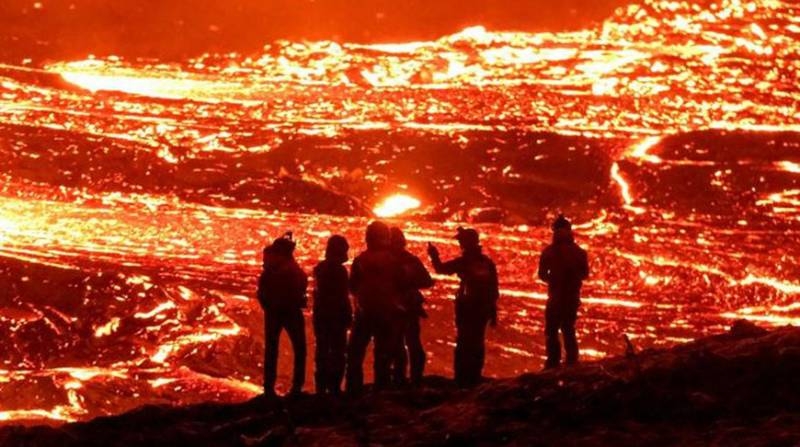 
Извержение вулкана на полуострове Рейкьянес: в Исландии чрезвычайная ситуация                