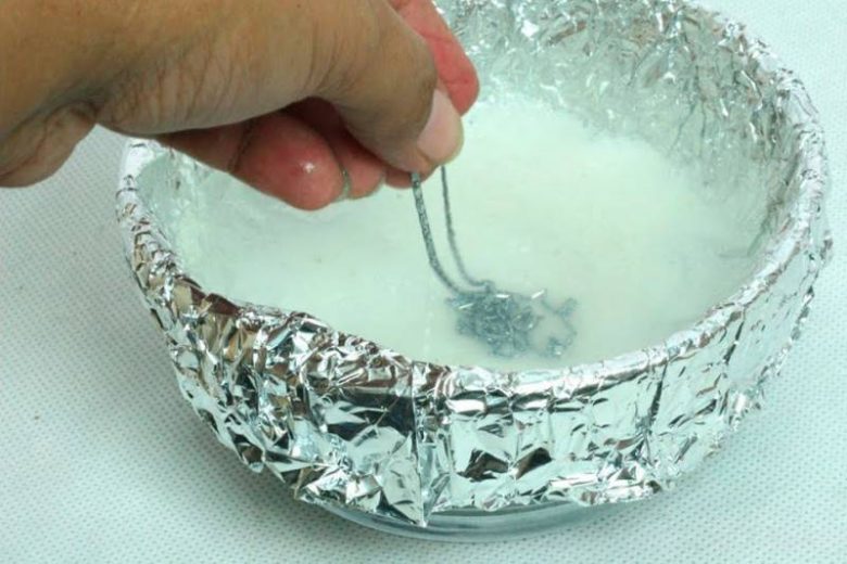 
Эффективные лайфхаки для очистки и восстановления блеска серебряных украшений в домашних условиях                