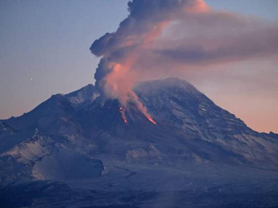 
Извержение вулкана на полуострове Рейкьянес: в Исландии чрезвычайная ситуация                
