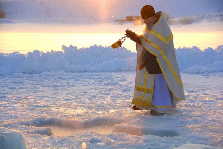 
Секреты сбора святой воды: Правила и традиции на Крещенский сочельник, 18 января                