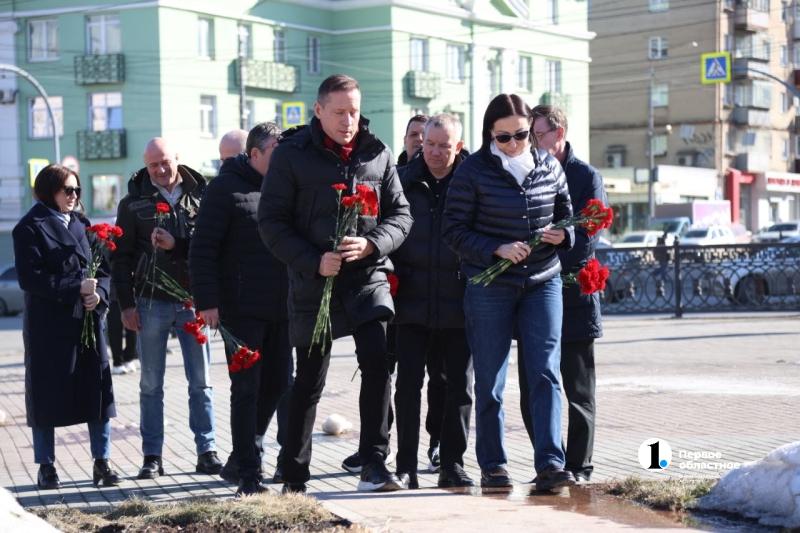 Цветы и игрушки несут челябинцы к памятнику «Орленку» в день национального траура