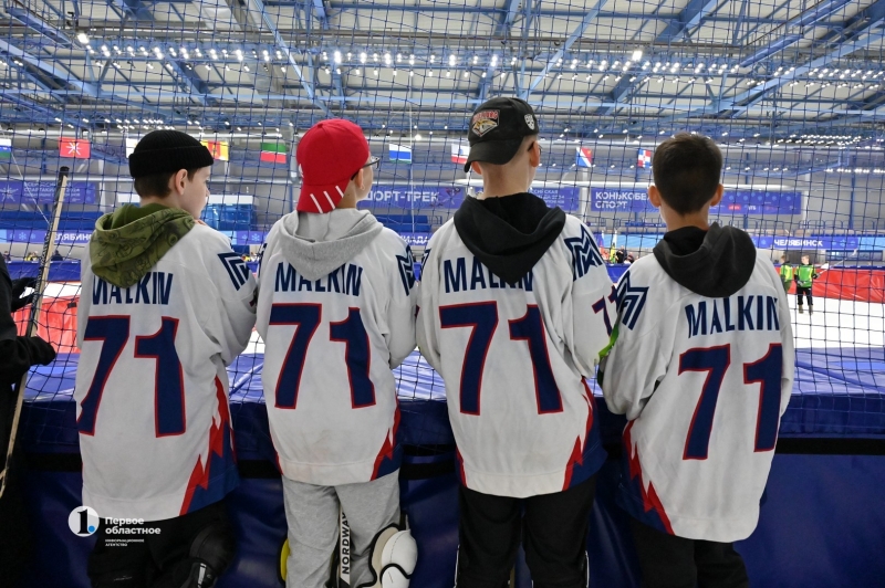 Почти 400 детей сыграли в хоккей в валенках на льду «Уральской молнии»