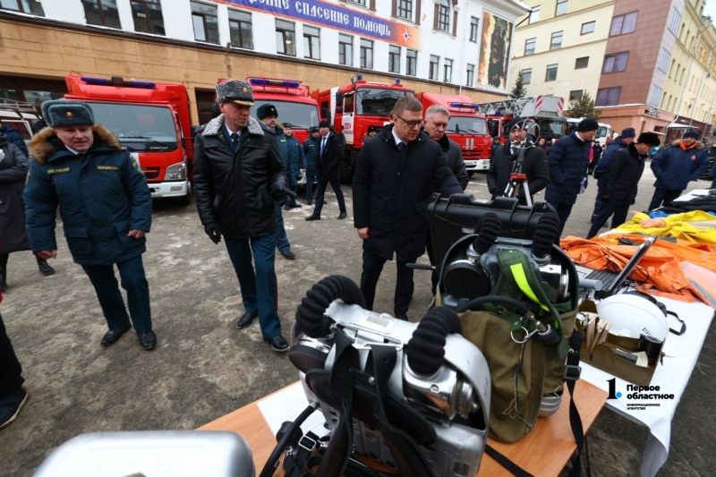 Губернатор Челябинской области посетил выставку техники МЧС в День спасателя