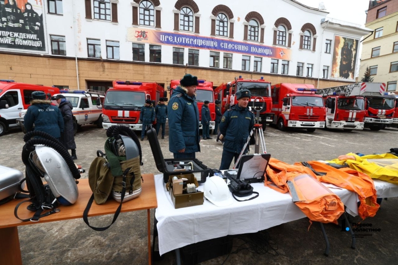 Губернатор Челябинской области посетил выставку техники МЧС в День спасателя