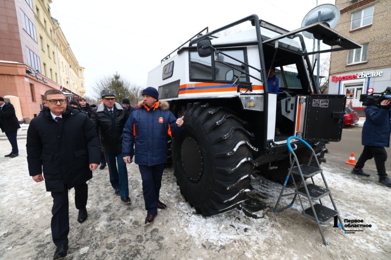 Губернатор Челябинской области посетил выставку техники МЧС в День спасателя