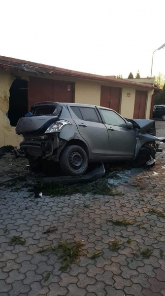 Szokujący wypadek koło Łodzi: samochód wzbił się na 7 metrów i uderzył w kościelny budynek. Kierowca przeżył