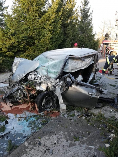 Szokujący wypadek koło Łodzi: samochód wzbił się na 7 metrów i uderzył w kościelny budynek. Kierowca przeżył