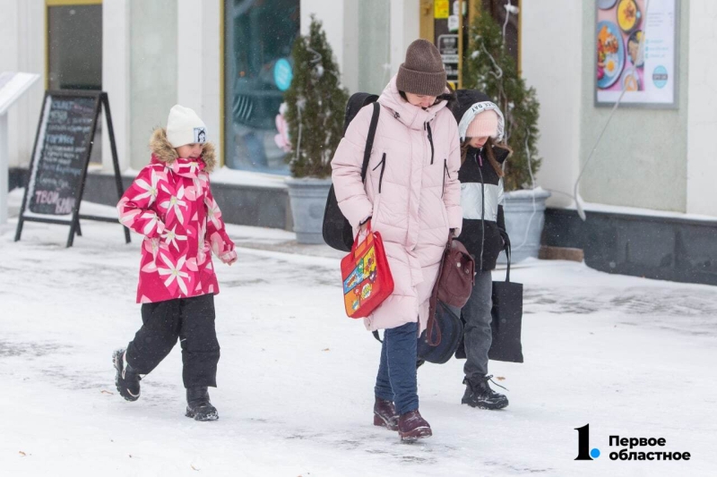 Челябинцы встречают зиму: фоторепортаж с городских улиц